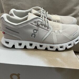 On Running Women's Sneakers in pearl -White 7.5